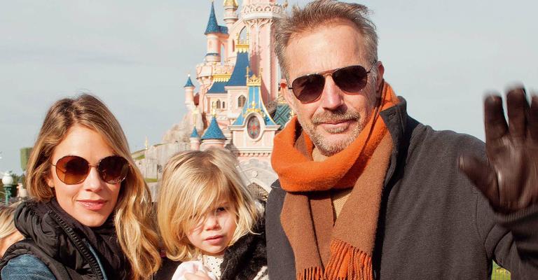 Kevin Costner curte Paris em família