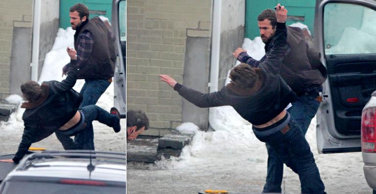 Ryan Reynolds filma cena de luta na neve
