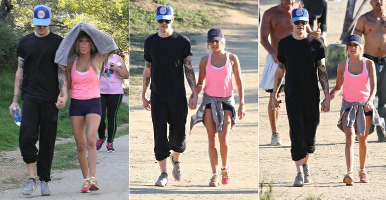Ashley Tisdale caminha com o namorado no Valentine’s Day