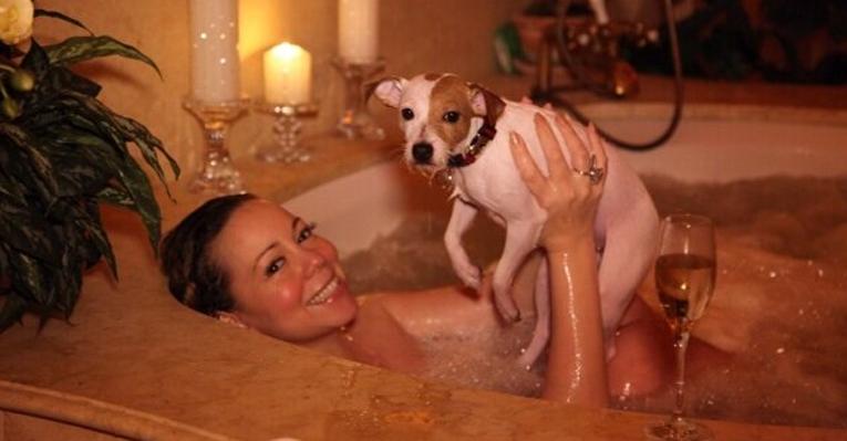 Chique, Mariah Carey se diverte com seu cachorrinho de estimação em banheira