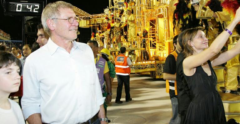 Harrison Ford e sua família se encantam com carnaval brasileiro