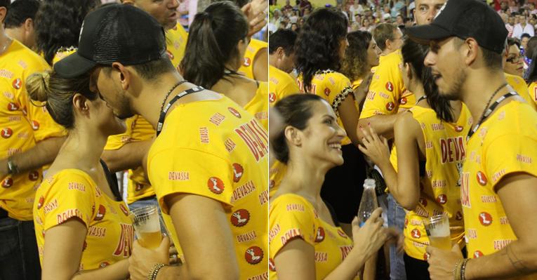 Cleo Pires e o ex-marido, João Vicente Castro, conversam ao pé do ouvido na Sapucaí