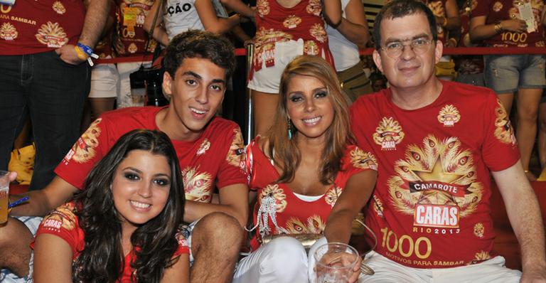 Marcos Schechtman e Paula Pereira celebram o carnaval no Camarote CARAS