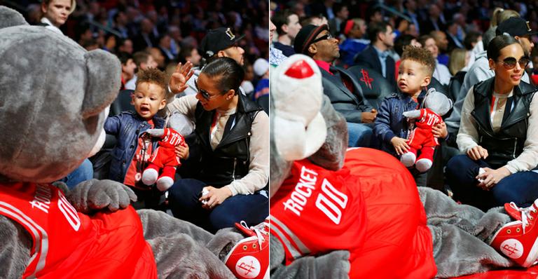 Filho de Alicia Keys brinca com mascote em jogo de basquete nos Estados Unidos