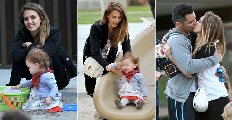 Jessica Alba transpira alegria ao lado da família
