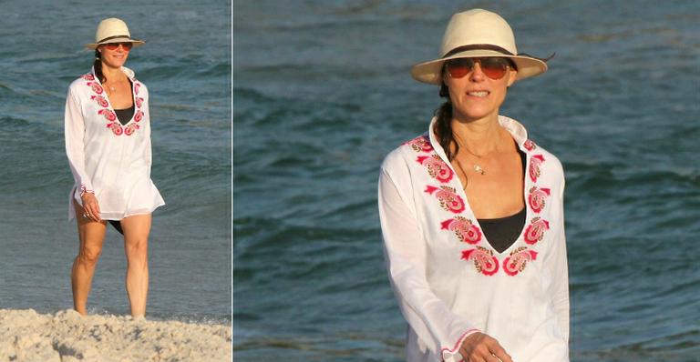 Christiane Torloni joga flores no mar no dia de seu aniversário