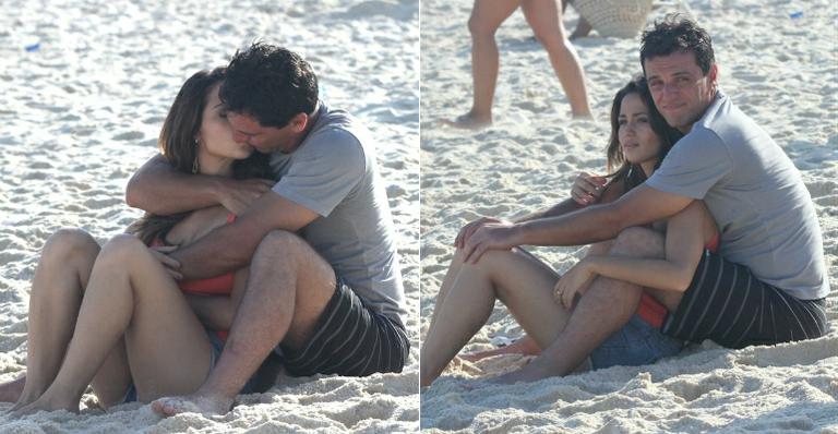 Reencontro ou lembrança? Rodrigo Lombardi e Nanda Costa gravam beijo na praia