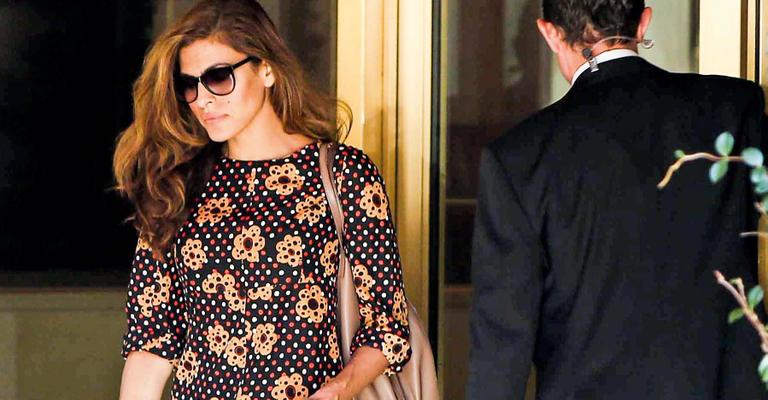 Estilosa Eva Mendes passeia com seu pastor belga