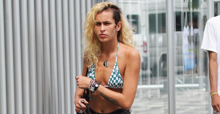 Alice Dellal curte verão