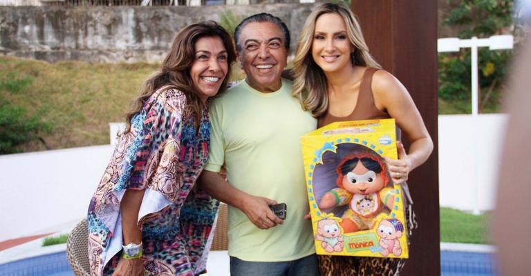 Claudia Leitte ganha boneca da Mônica do cartunista Mauricio de Sousa