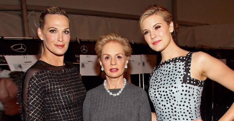 Molly Sims e Maggie Grace aplaudem desfile em Nova York