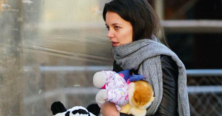 Suri Cruise usa chapéu de panda em passeio com a mãe Katie Holmes