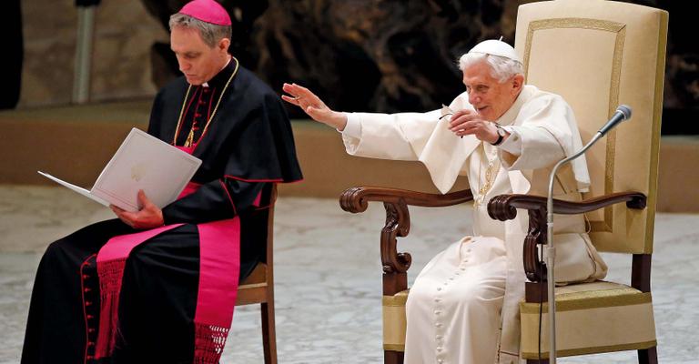 Emoção de Bento XVI após anúncio da renúncia