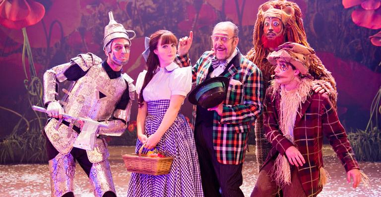 Elenco apresenta a primeira montagem oficial de ‘O Mágico de Oz’ no Brasil