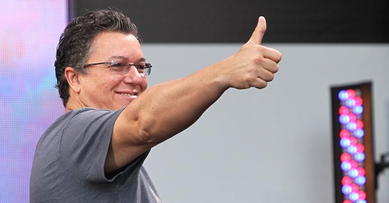 Boninho tira sarro do ‘pegador’ Marcelo após ficada com Angela: ‘Se pegar Aline pede música’