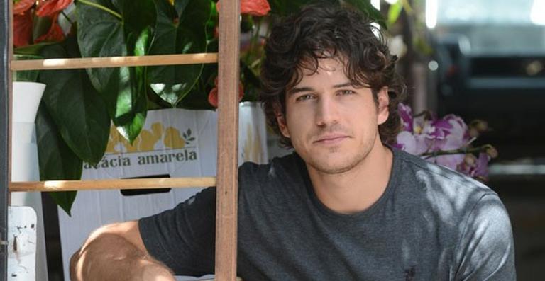 Marco Pigossi surge com novo look em gravação de ‘Sangue Bom’