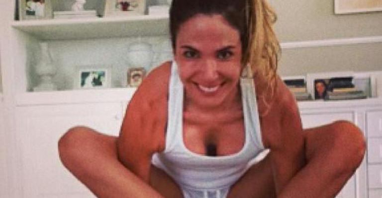 Luciana Gimenez exibe braços musculosos durante yoga