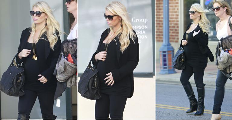 Jessica Simpson exibe barriga de sua segunda gravidez nos Estados Unidos