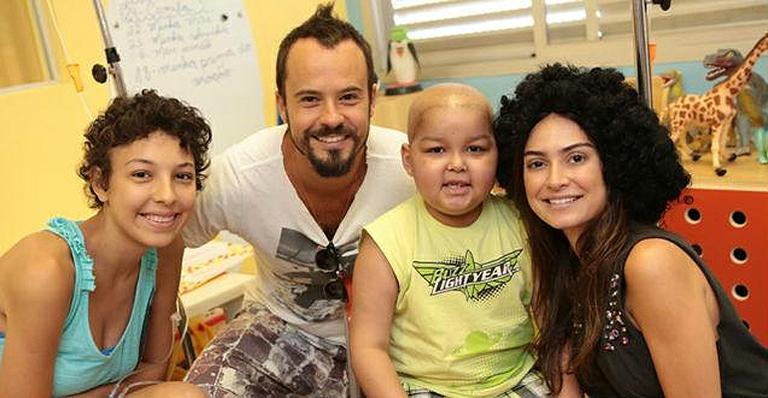 Thaila Ayala e Paulo Vilhena visitam crianças com câncer em São Paulo