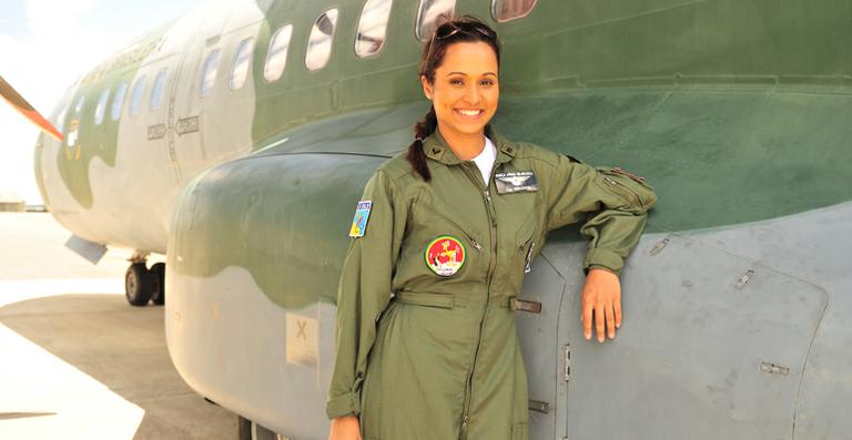 Thaíssa Carvalho será tenente da aeronáutica e disputada por galãs