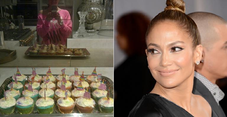 Jennifer Lopez prepara cupcakes para celebrar os cinco anos de Max e Emme