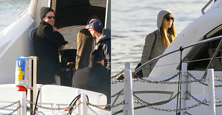 Justin Timberlake e Jessica Biel realizam passeio de barco no frio londrino