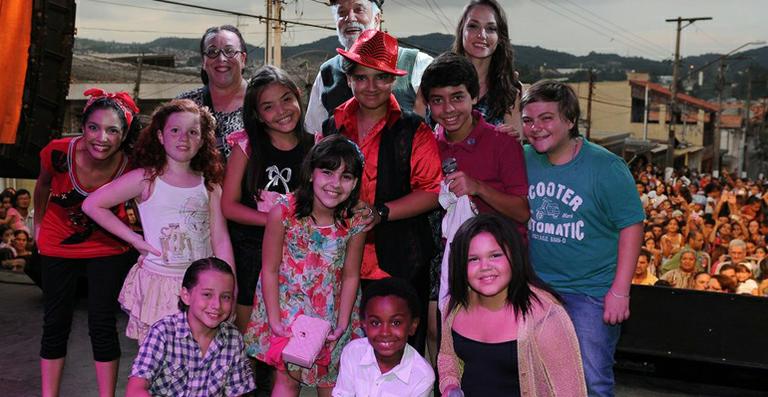 Elenco de ‘Carrossel’ faz a festa em escola de Osasco
