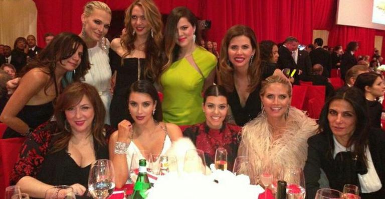 Heidi Klum desfila modelo ousado em festa de Elton John
