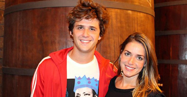 Monique Alfradique é surpreendida com visita de namorado em Bento Gonçalves