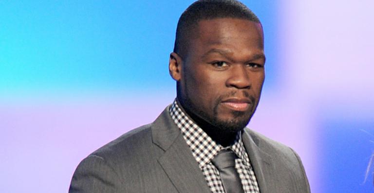 Após declarar falência, 50 Cent posta foto ao lado de um carro pequeno