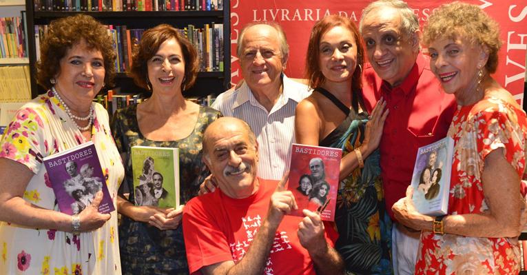Jornalista Simon Khoury recebe famosos para o lançamento de seu livro ‘Bastidores’