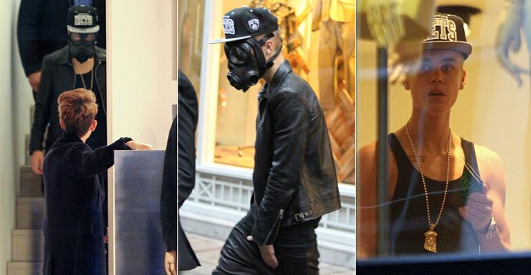 Justin Bieber vai às compras usando máscara