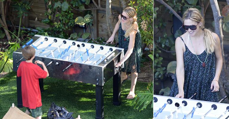 Kate Hudson joga pebolim com filho em Miami
