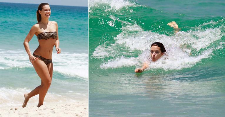 Carolina Dieckmann curte dia de praia e exibe boa forma
