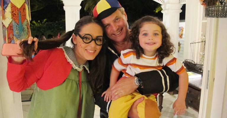 Festa à fantasia no aniversário de Tânia Mara a pedido da filha Maysa