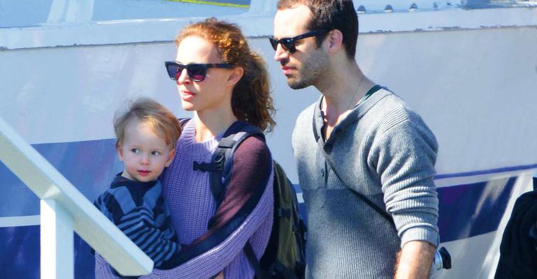 Passeio de barco de Natalie Portman com a família