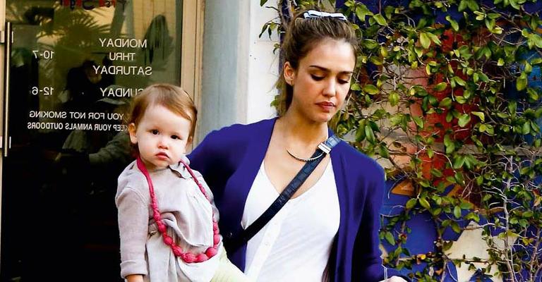 Jessica Alba faz questão de manter rotina familiar