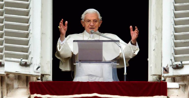 Bento XVI dá a última bênção aos fiéis