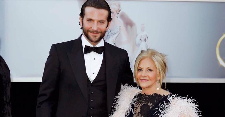 Bradley Cooper acompanhado da mãe no Oscar