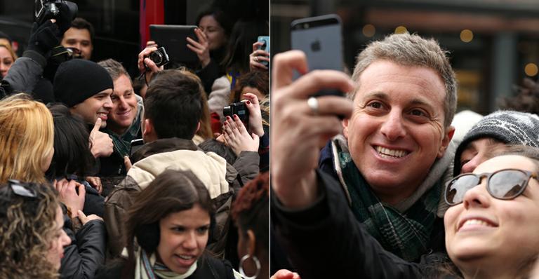 Luciano Huck é rodeado por brasileiros em Nova York