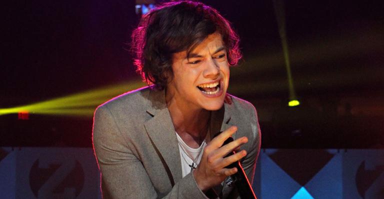 Vídeo: Harry Styles é atingido por tênis durante show do One Direction na Escócia