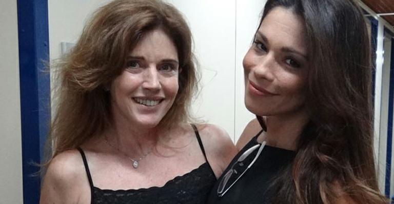 Thalita Lippi recebe a mãe, Nádia Lippi, nos bastidores de ‘Guerra dos Sexos’