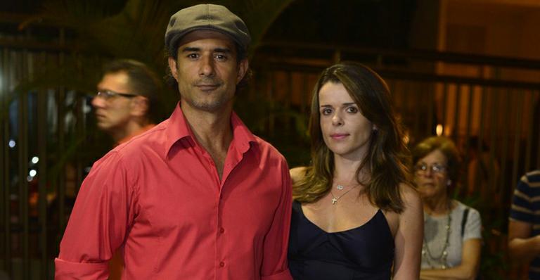 Marcos Pasquim leva a namorada Lucienne Moraes ao teatro