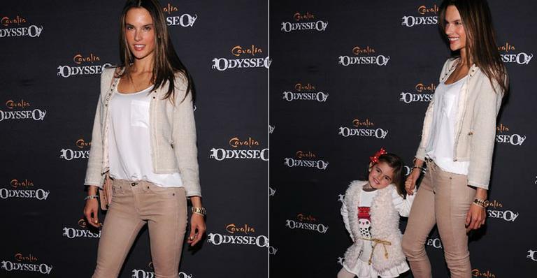 Filha de Alessandra Ambrosio, Anja, imita a mãe