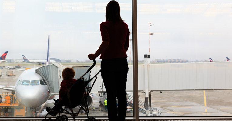Primeira viagem de avião do bebê exige cuidados especiais