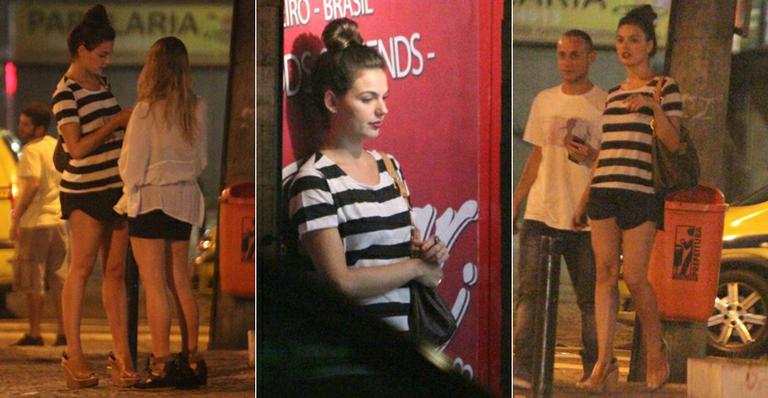 Estilosa, Ísis Valverde passeia com amiga no Rio de Janeiro
