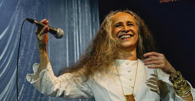 Maria Bethânia volta aos palcos, depois de morte de Dona Canô