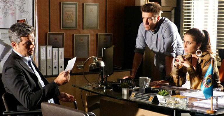‘Salve Jorge’: Haroldo reconhece Russo em foto e Helô decide interrogar Lívia