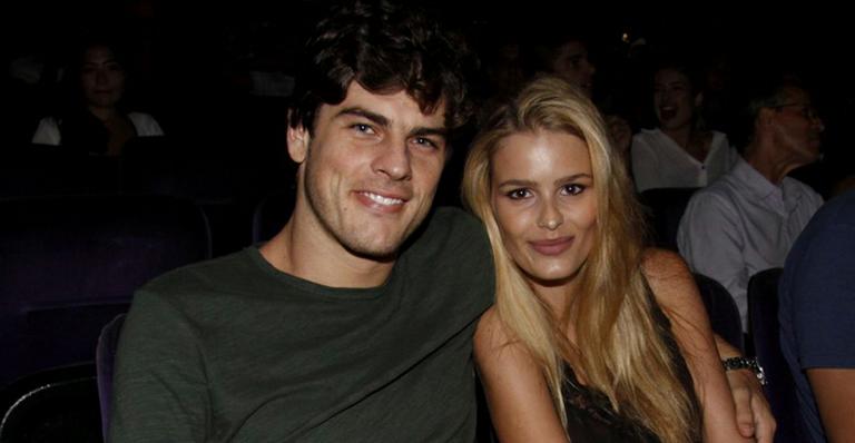 Yasmin Brunet curte noite teatral com o noivo, Evandro Soldati, no Rio de Janeiro