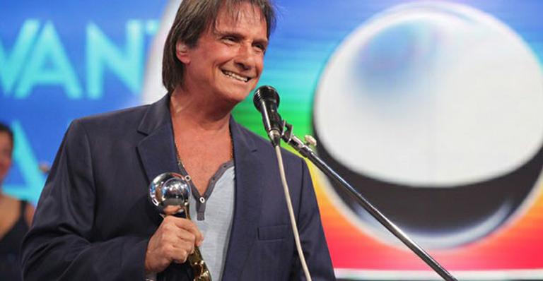 Roberto Carlos recebe prêmio especial no ‘Domingão do Faustão’